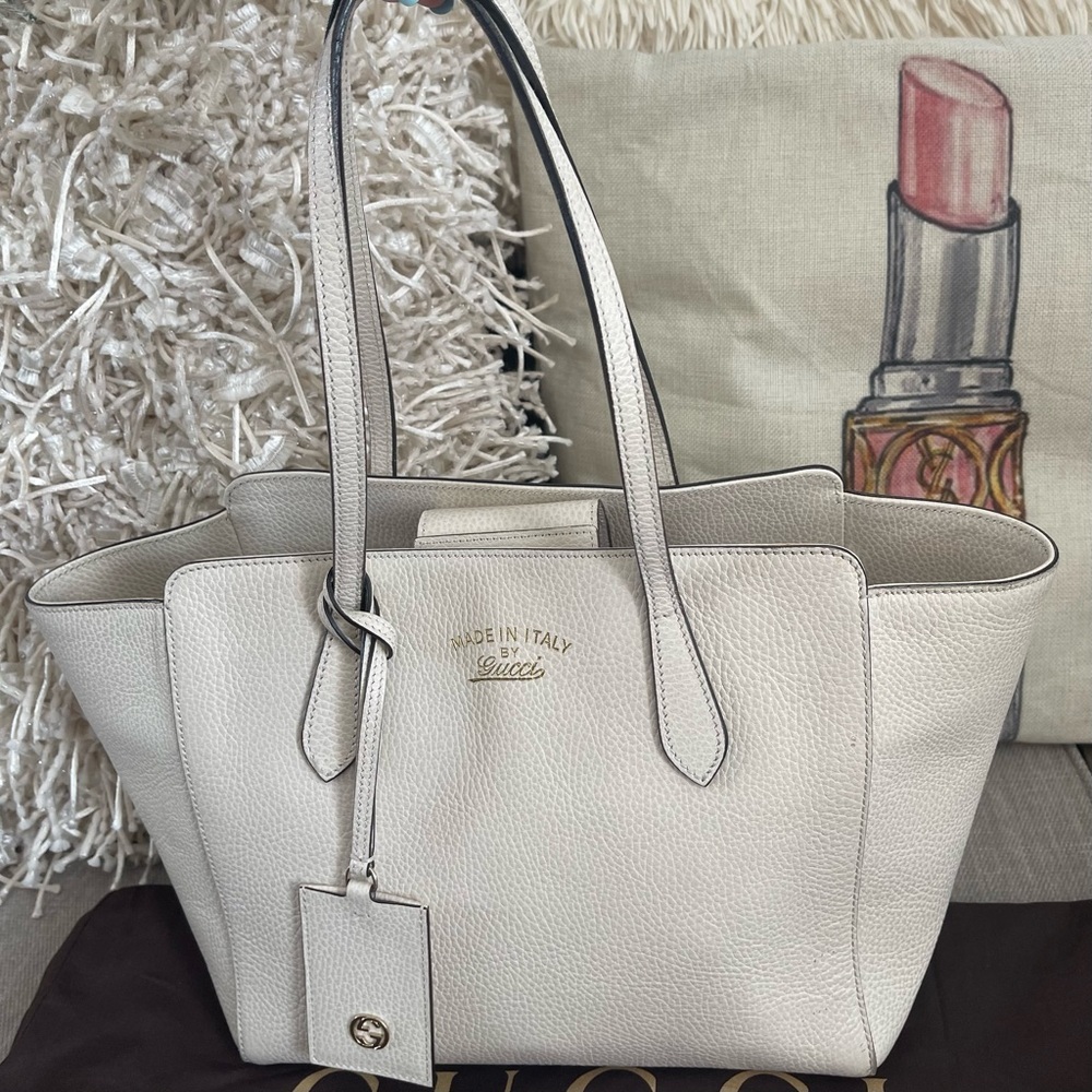 GUCCI MED. SWING TOTE⭐️🍃W/GUCCI Dustbag⭐️🍃STUNNING bag⭐️COA
